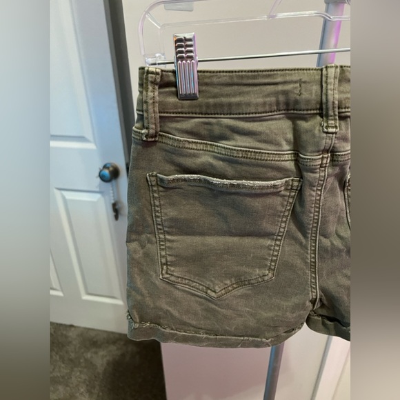 SO Olive Green Ripped Twill Midi Shorts Size 3 NWOT - Picture 12 of 14